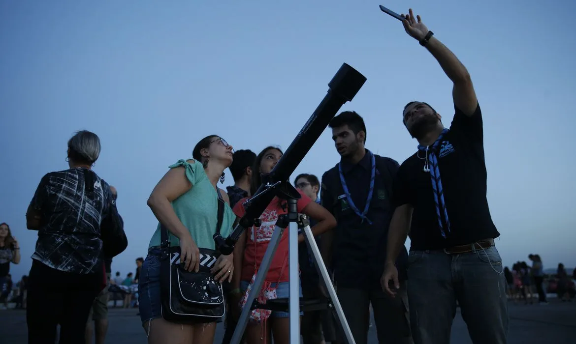 Grupos de visitantes e estudiosos se reunem no Forte de Copacabana para observar o eclipse total da lua, em que o astro ganha tons avermelhados, conhecido como Lua de Sangue.