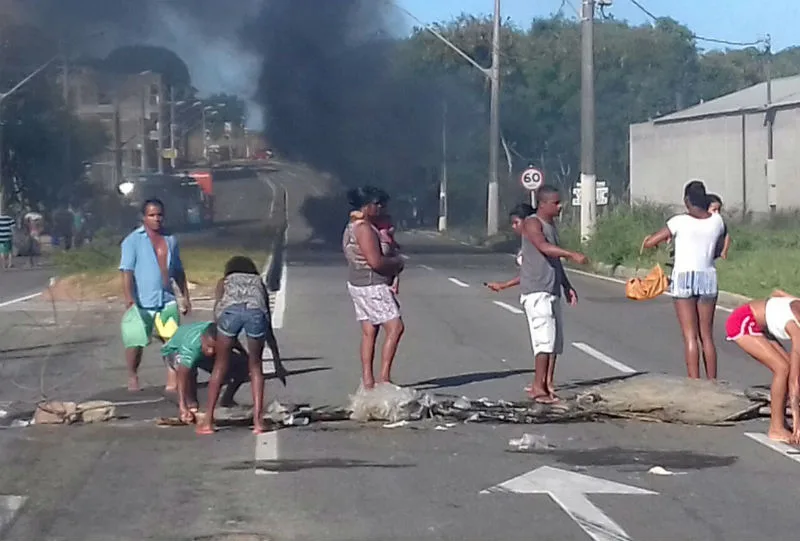 Manifestantes interditam completamente rodovia ES-010 durante protesto na Serra