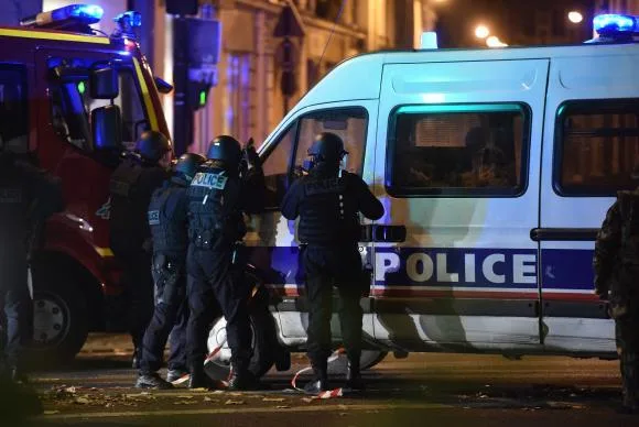 Capixaba que estava na mesma rua dos ataques terroristas relata momentos de pânico em Paris