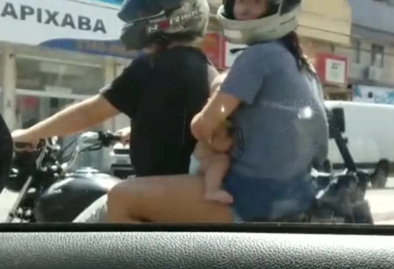 VÍDEO | Internauta flagra casal segurando bebê a bordo de moto em Vila Velha