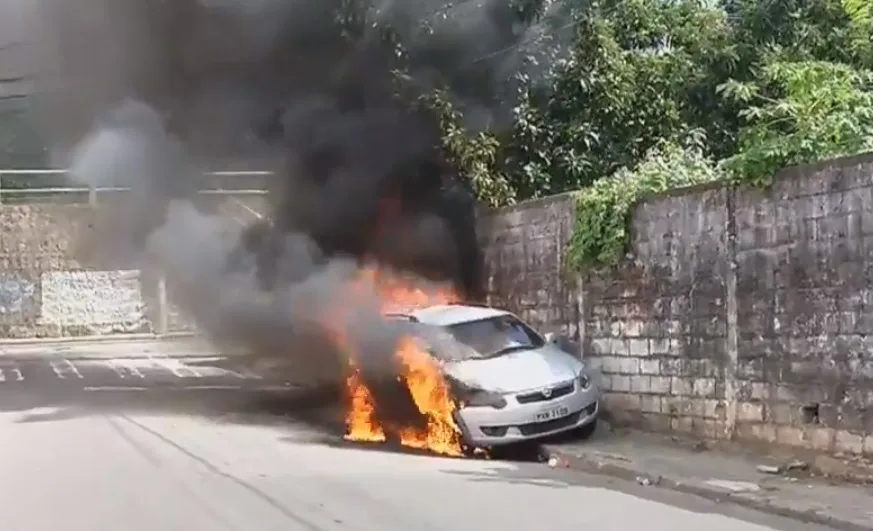 Criminosos ateiam fogo em carro da TV Vitória próximo à Divisão Patrimonial da Polícia Civil