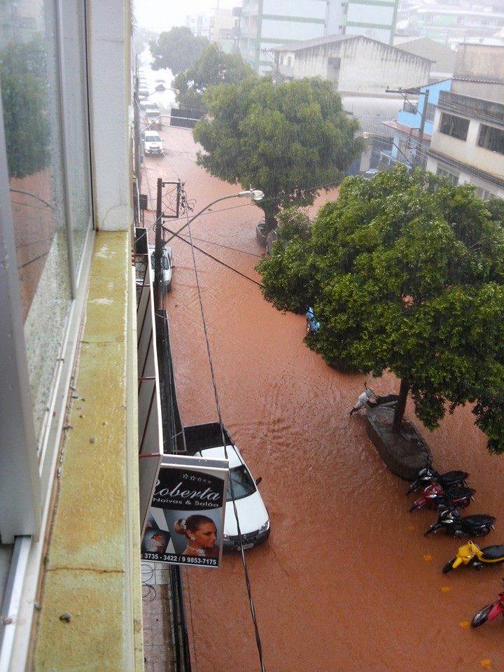 Chuva destrói casa e deixa ruas alagadas em municípios do Espírito Santo