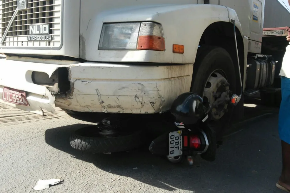 PM fica ferido em acidente com moto em Cariacica