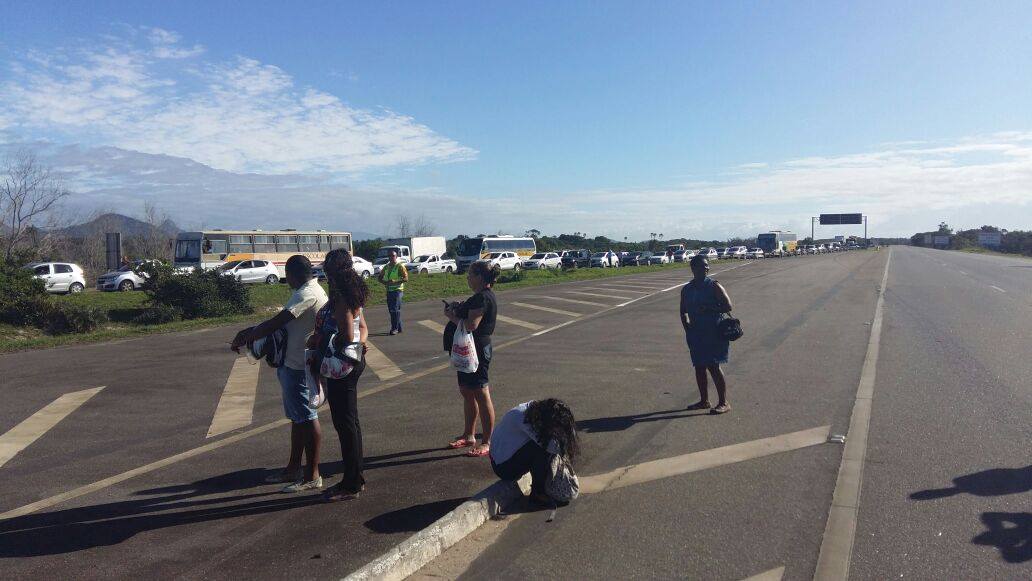 Rodovia do Sol é totalmente interditada em forma de protesto nesta segunda-feira