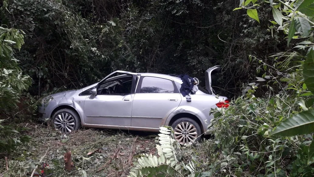 Carro fica preso em mata após assaltos, perseguição e troca de tiros na Serra