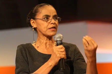 A ex-ministra Marina Silva oficializa neste sábado (16), em Brasília (DF), o lançamento de seu novo partido com uma proposta inusitada de estatuto, que impõe restrições a doações de empresas e limita a 16 anos o tempo de mandato parlamentar de um filiado.