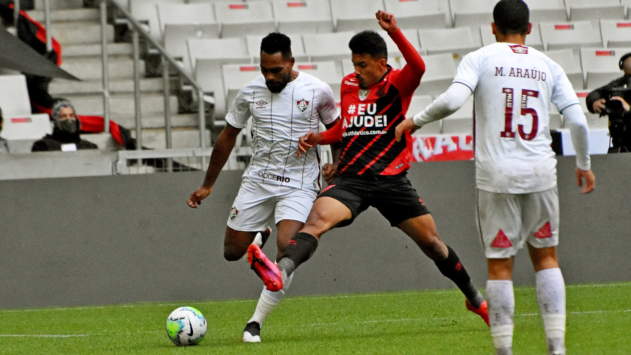 Com gol contra, Flu ganha por 1 a 0 e impõe a 3ª derrota seguida ao Athletico-PR