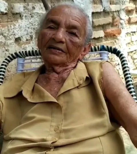 Idosa de 87 anos confecciona máscaras para doar para população