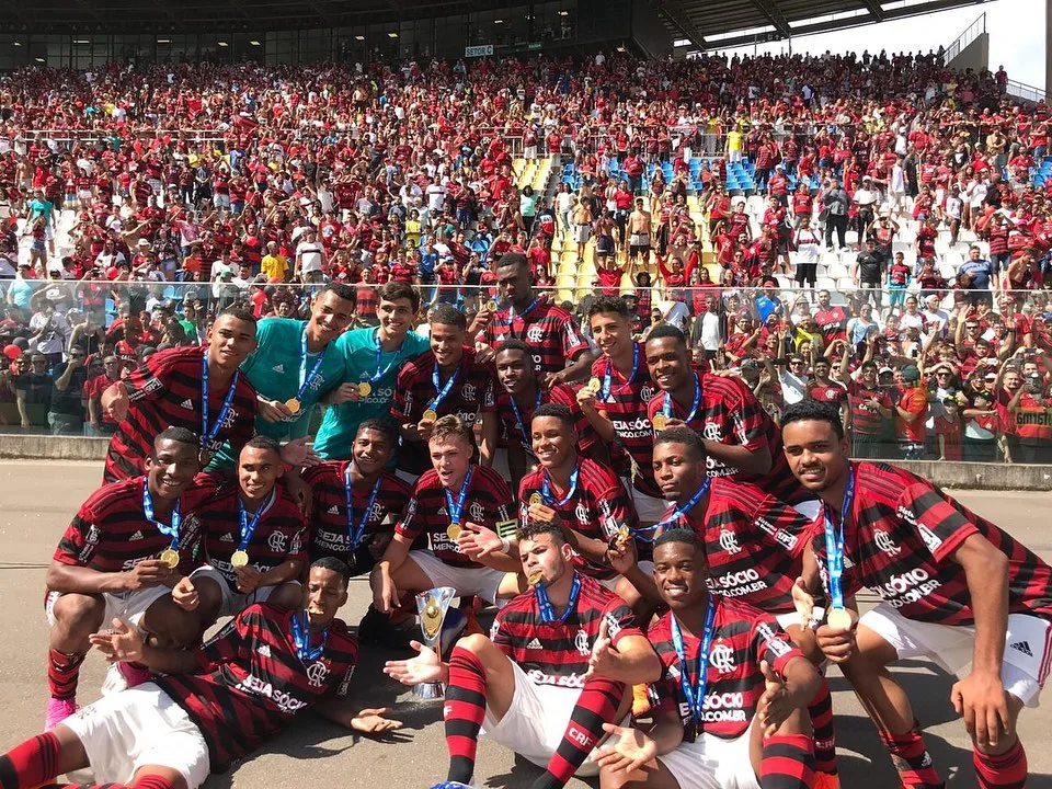 Seis meses após incêndio, Flamengo bate Corinthians e conquista Brasileiro Sub-17