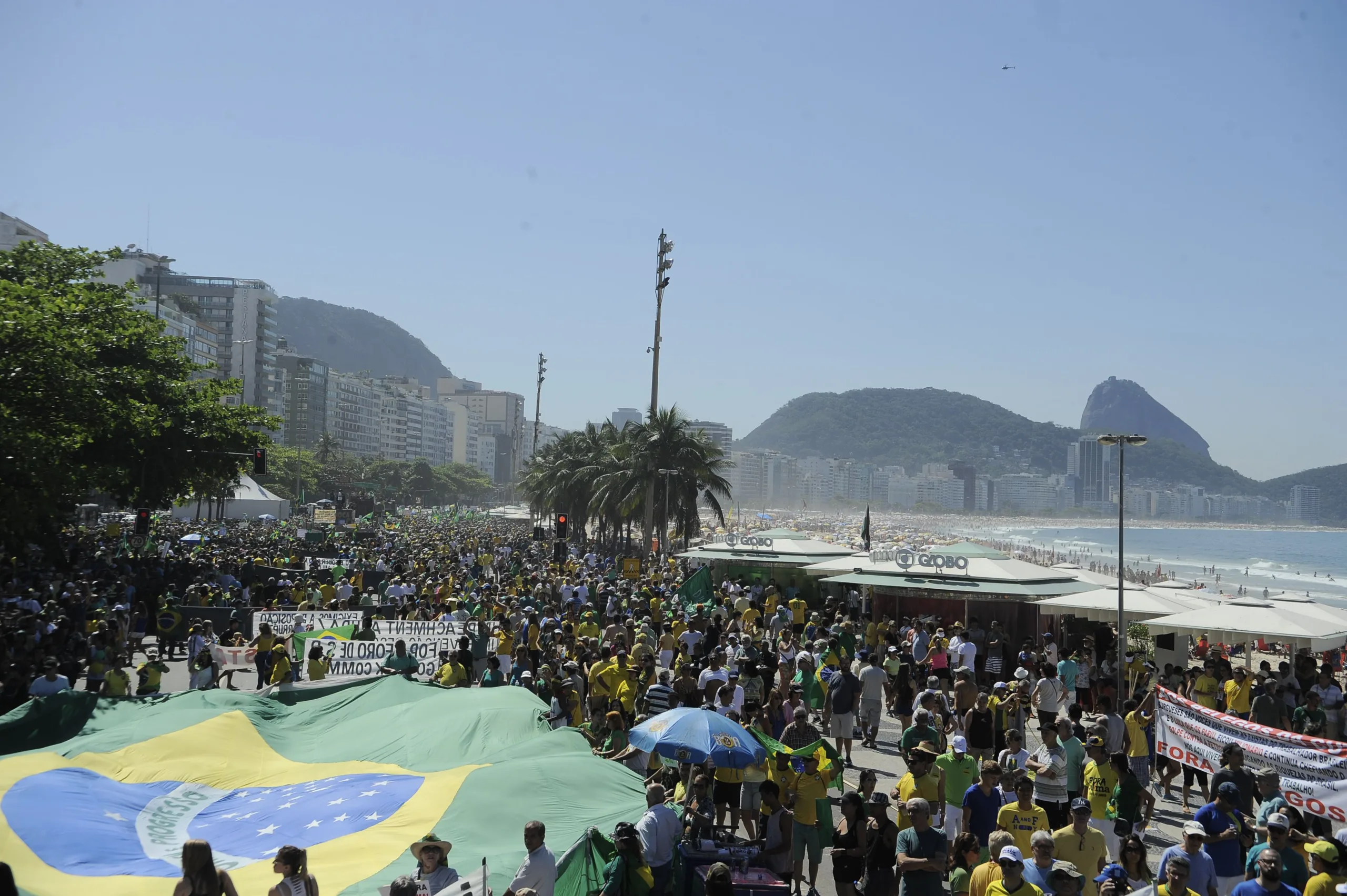 Manifestantes saem em passeata pela orla de Copacabana (Tânia Rêgo/Agência Brasil)