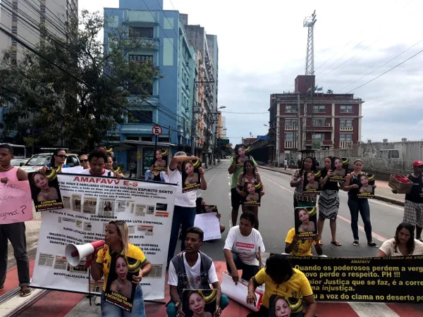 Familiares e amigos fazem protesto em Vitória pedindo ajuda para encontrar Thayná