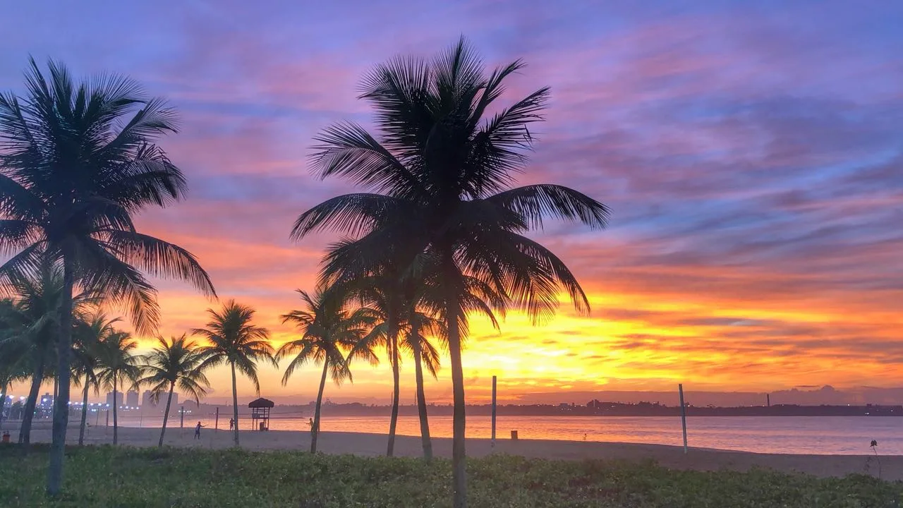 Céu alaranjado e azul chama a atenção na Grande Vitória