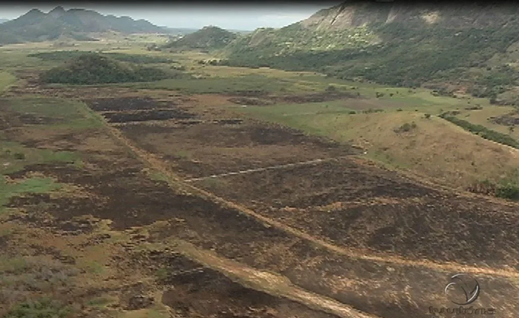 Somente chuva forte vai acabar com incêndio em turfa na Serra