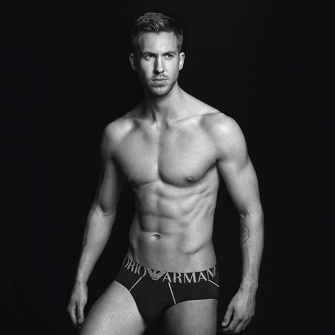 Calvin Harris exibe barriga chapada no Snapchat e leva os fãs à loucura