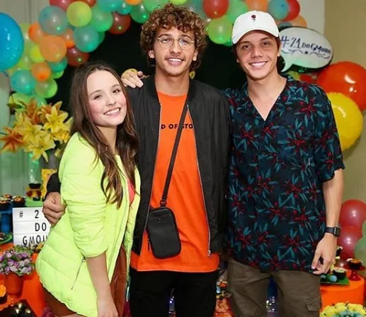 Larissa Manoela e Léo Cidade curtem festa de Gabriel Moura