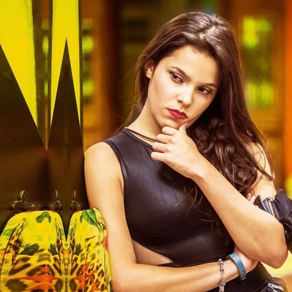 Ex-BBB Emilly passa por situação constrangedora em loja de celulares