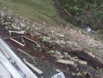 Motorista morre após tombar com carreta carregada de verduras em Santa Maria de Jetibá