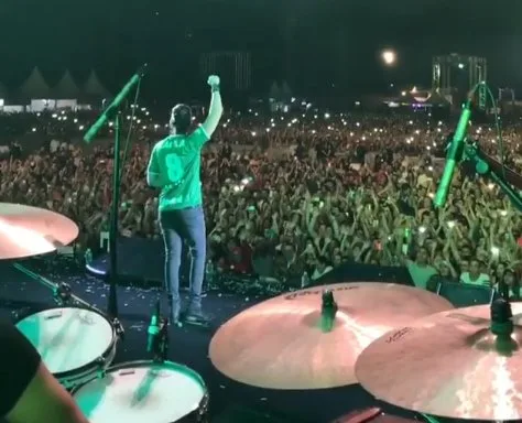 Luan Santana homenageia vítimas da Chapecoense durante show