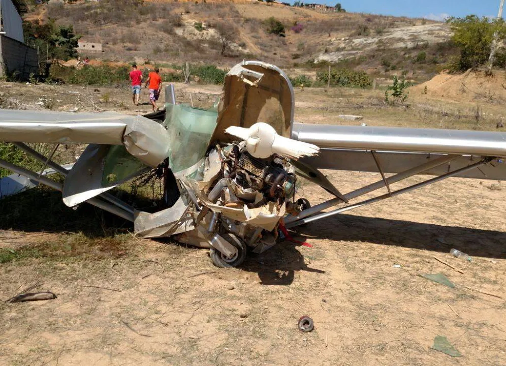 Avião monomotor cai e deixa duas pessoas feridas em Baixo Guandu