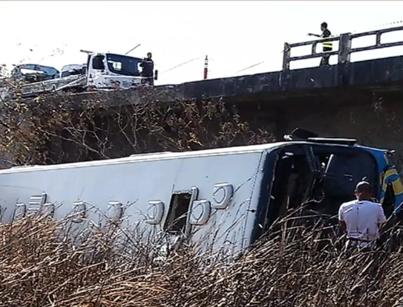 Estado de saúde de cobradora vítima de acidente de ônibus na Serra continua grave