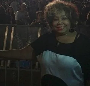 Alcione curte show do Guns N' Roses a convite do próprio Axl Rose