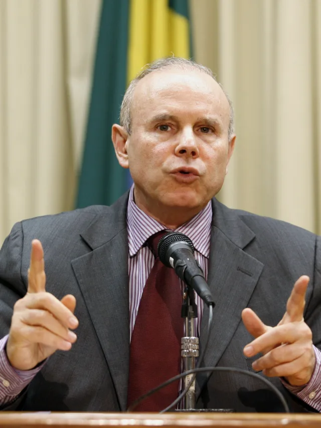 Brazil’s Finance Minister Guido Mantega attends a news conference in Brasilia June 10, 2009. Brazil’s $10 billion pledge to the International Monetary Fund shows the country has joined the ranks of nations able to help others during a global economic crisis, Mantega said on Wednesday. REUTERS/Jamil Bittar (BRAZIL POLITICS BUSINESS IMAGES OF THE DAY)