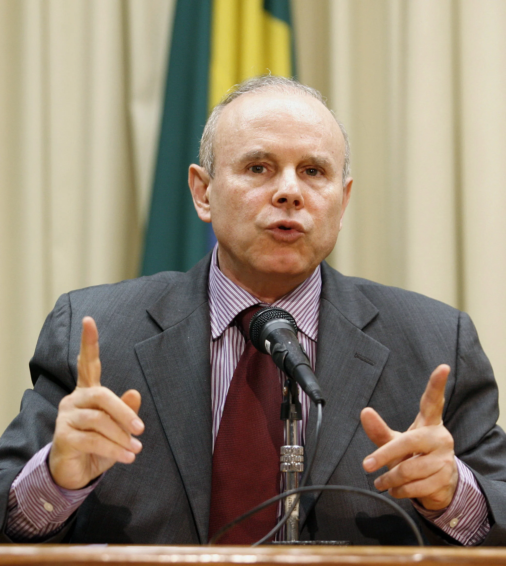 Brazil’s Finance Minister Guido Mantega attends a news conference in Brasilia June 10, 2009. Brazil’s $10 billion pledge to the International Monetary Fund shows the country has joined the ranks of nations able to help others during a global economic crisis, Mantega said on Wednesday. REUTERS/Jamil Bittar (BRAZIL POLITICS BUSINESS IMAGES OF THE DAY)