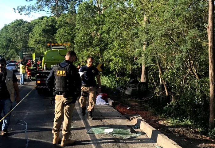 Grave acidente entre carro e caminhão deixa mortos na BR 101, em Vila Velha