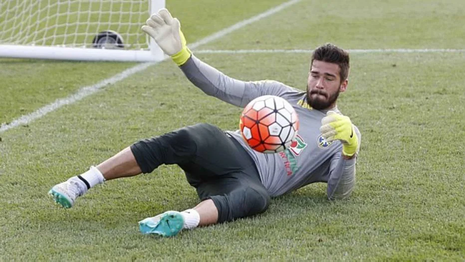 Frieza garante Alisson como titular no gol da seleção brasileira de Dunga