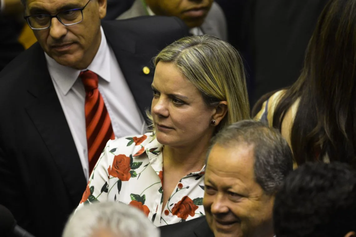 Deputada Gleisi Hoffmann durante sessão de votação para presidente da Câmara dos Deputados.