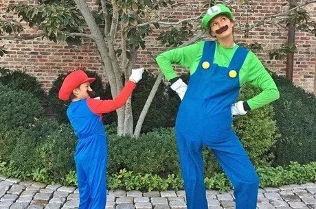 Gisele Bündchen combina fantasia do 'Super Mario' com o filho