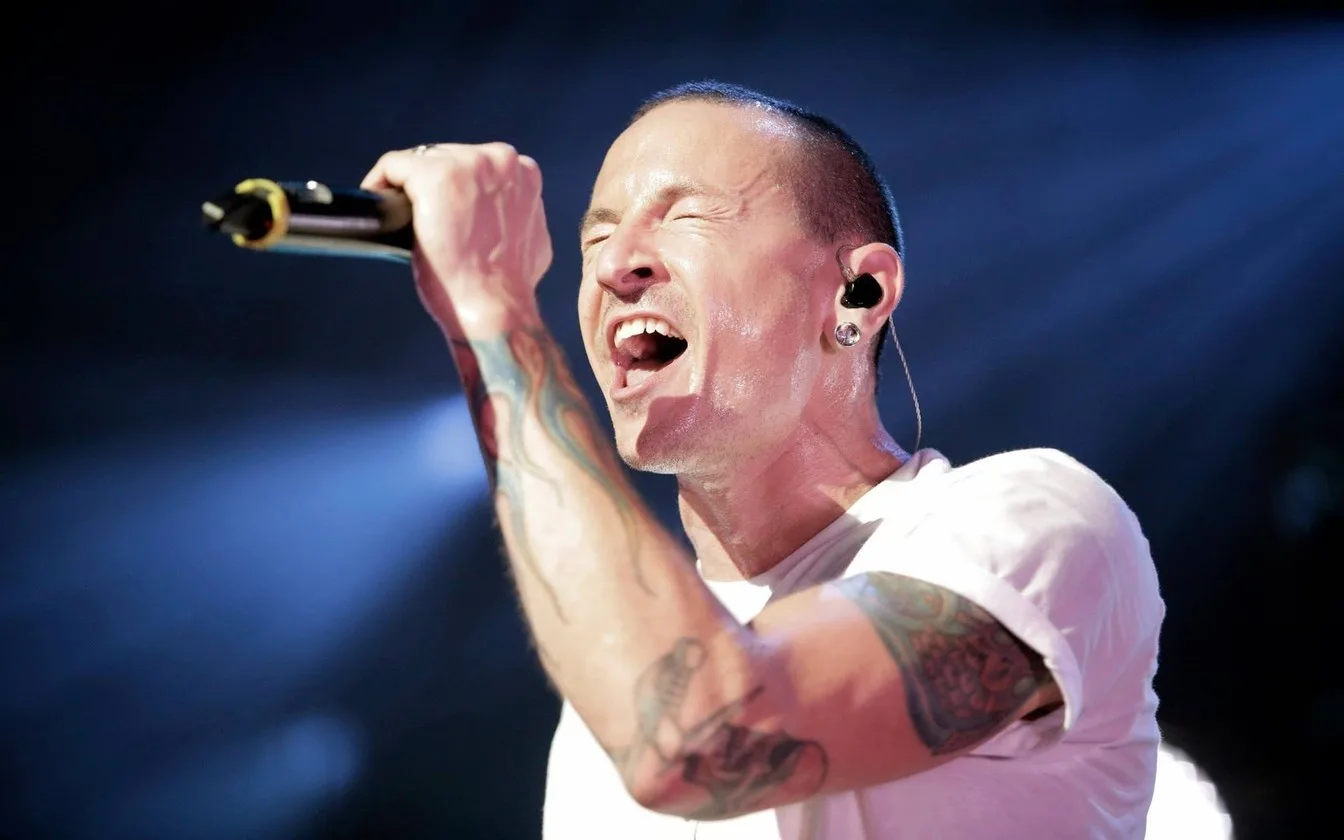 Chester Bennington é homenageado por Linkin Park um ano após sua morte