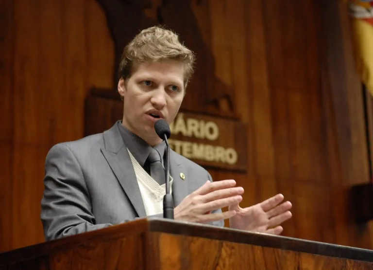 Novo lança Marcel Van Hattem como candidato à presidência da Câmara