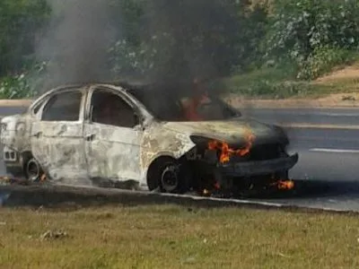 Susto! Carro de passeio pega fogo na BR-101, na Serra