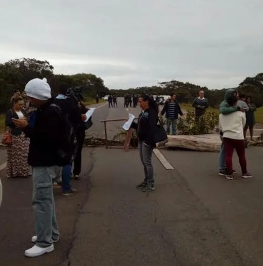 Após quase 6 horas de manifestação, moradores encerram protesto na Rodovia do Sol