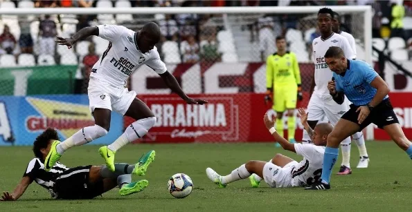 Abel lamenta 'recorde de gol irregular' após eliminação do Fluminense