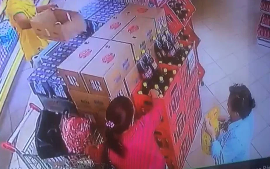 Mulheres são flagradas furtando carne de supermercado em Fundão. Veja o vídeo!