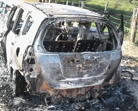 Carro roubado na noite de sexta é encontrado totalmente queimado no interior de Cachoeiro