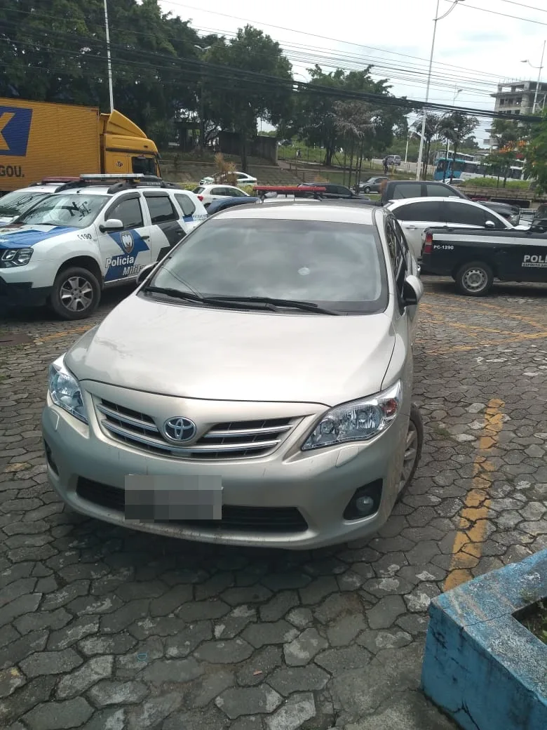 Homens são flagrados desmontando carro roubado em Portal de Jacaraípe