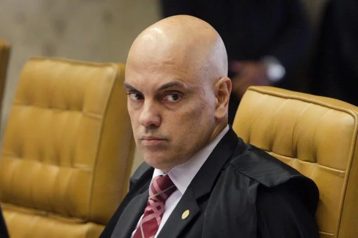 Alexandre de Moraes bloqueia bens de Daniel Silveira