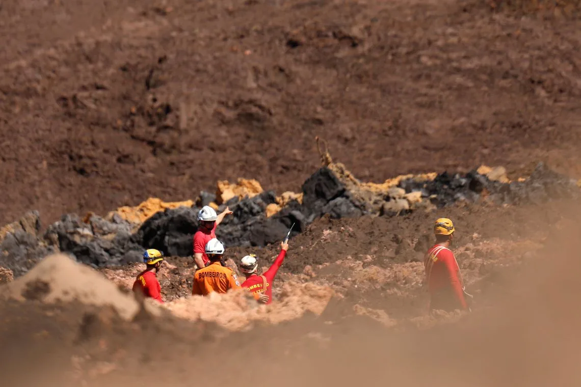 Equipes de resgate durante buscas por vítimas em Brumadinho, onde uma barragem da mineradora Vale se rompeu.