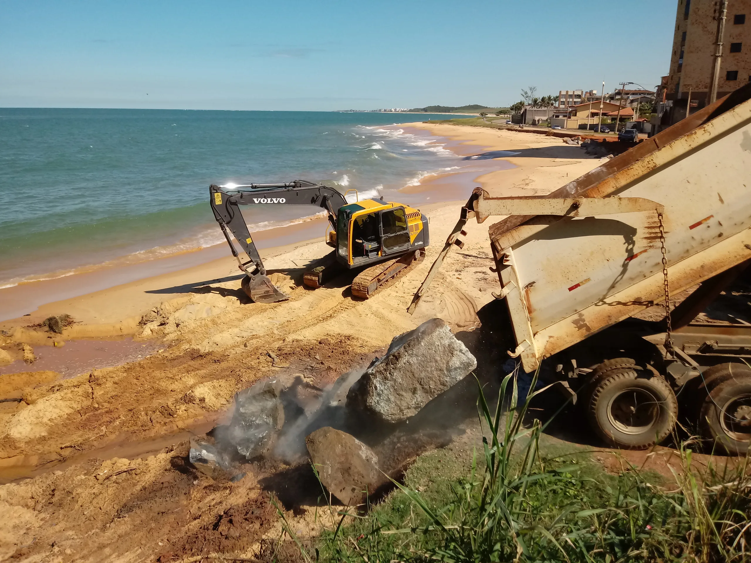 Começa obra do muro de contenção na Praia do Riacho