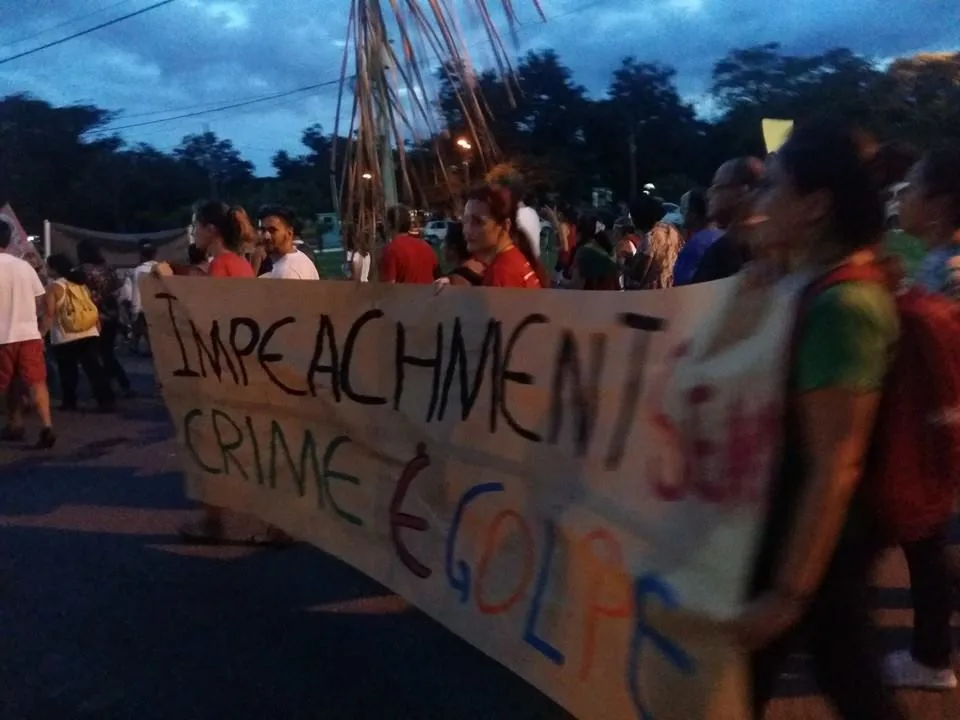 Manifestantes protestam em Vitória contra o impeachment da presidente Dilma