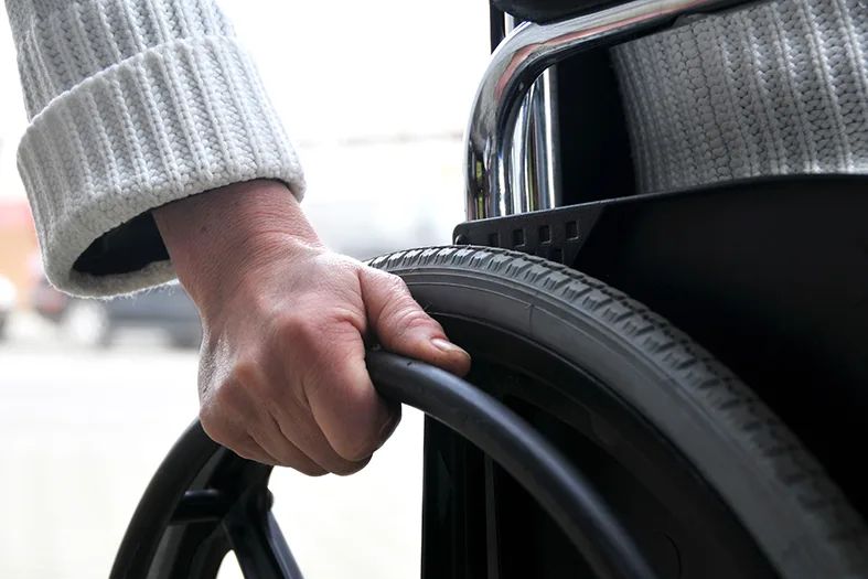 Jovem que perdeu movimentos de mão e pés ganha cadeira de rodas motorizada