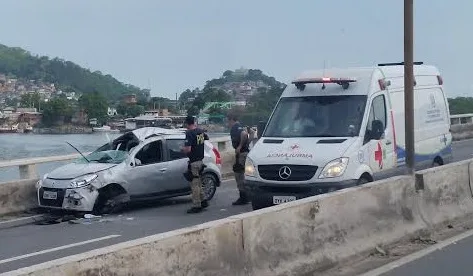 Carro capota e deixa trânsito congestionado em cima da Segunda Ponte