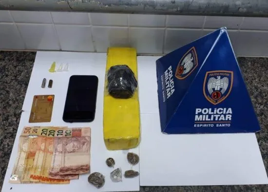 Abordagens da PM em Guarapari encontram drogas e armas