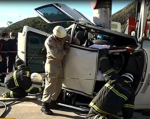 Homem fica preso às ferragens em grave acidente na Curva do Saldanha