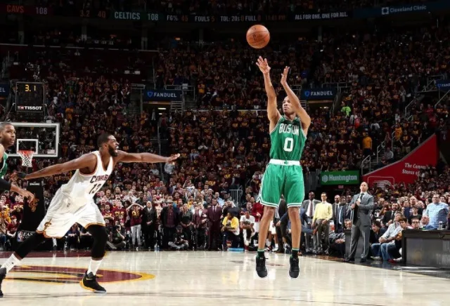 Com grande virada e cesta no fim, Celtics vence e reduz vantagem do Cavaliers