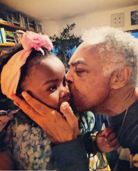 Titi tira foto ao lado de Gilberto Gil, autor de sua música favorita