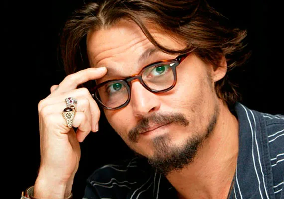 Johnny Depp faz cerimônia de casamento secreta em ilha